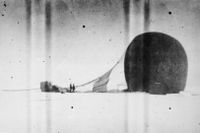 Andréexpeditionens ballong ”Örnen” strandad på polarisen.