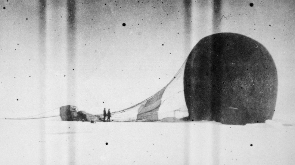 Andréexpeditionens ballong ”Örnen” strandad på polarisen.