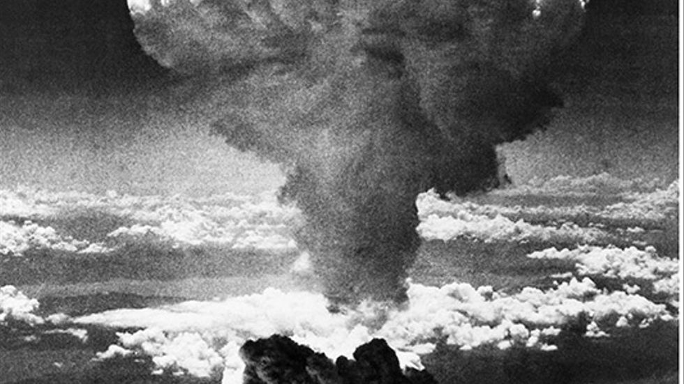 En bild från den 9 augusti 1945, då en atombomb fälldes över Nagasaki i Japan. Bilden är tagen från ett amerikanskt flygplan. 