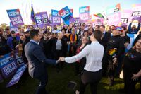 Förespråkare av samkönade äktenskap jublar utanför parlamentsbyggnaden i Canberra i samband med att lagen om att tillåta sådana klubbades tidigare i veckan.