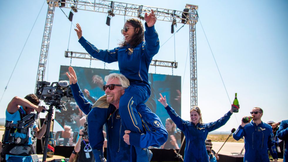 Virgin Galactics grundare Richard Branson, med besättningsmedlemmen Sirisha Bandla på axlarna, firar triumfen efter att ha landat i New Mexico.