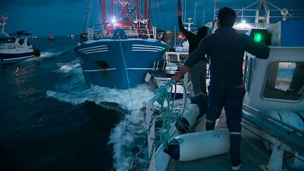På bilden från den franska tv-kanalen France 3 syns hur franska och brittiska fiskar drabbar samman utanför den franska kusten i slutet av augusti.