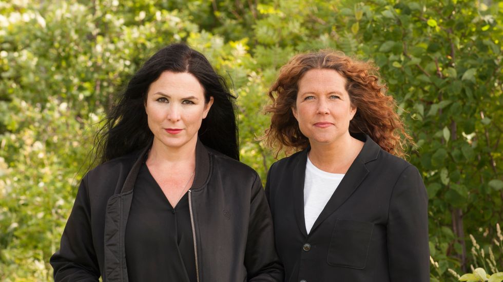 Serietecknaren och bildkonstnären Nina Hemmingsson och  Anna Lindman, journalist och programledare, har gjort en reportage- och samtalsbok om döden. 
