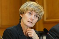 Susanne Ackum vägrar svara på medias frågor.