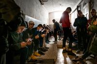 Barnen samlas i skolans källare som fungerar som skyddsrum efter att flyglarm gått. 