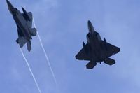 I natt inledde USA flyganfall mot Syrien. Enligt CNN har USA för första gången använt sitt stridsflygplan F-22 Raptor.