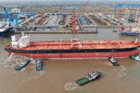 Jättetanker fylld med olja tar sig fram med hjälp av bogserbåtar på Yangtze-floden i Kina. Arkivbild.