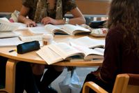 Enligt Paul Sjöblom, studierektor vid historiska institutionen vid Stockholms universitet har studenternas förkunskaper blivit sämre och sämre under det senaste decenniet. 