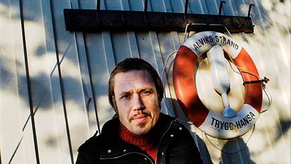 Författaren och musikern Carl Johan Vallgren är medlem i Fredshällsbadet där han badar året om, även på vintern.