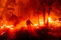 En brandman bekämpar Creekbranden i närheten av Madera, norr om Fresno i Kalifornien.