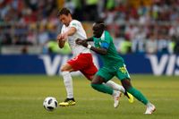 Polens Grzegorz Krychowiak, i vitt, sena reduceringsmål räckte inte mot Senegal som vann med 2–1.