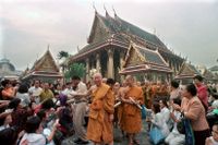 Buddhistiska munkar välsignar tusentals människor under en ceremoni vid templet Emerald Buddha i Bangkok för att öka folkets moral under den ekonomiska krisen 1997.s