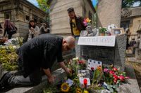 På lördagen är det 50 år sedan rocksångaren Jim Morrison dog. Fans samlades vid hans grav på Père-Lachaise i Paris.