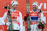 Sveriges silvermedaljörer Marcus Hellner och Emil Jönsson efter herrarnas sprintstafett vid skid-VM i Val di Fiemme, Italien, på söndagen.