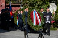 Gorbatjovs kista fördes in på kyrkogården i procession, ledd av Dmitrij Muratov. Muratov har tilldelats Nobels fredspris för sitt arbete med den oberoende tidningen Novaja Gazeta, som Gorbatjov var med och startade.