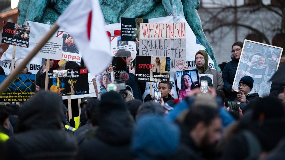 Demonstration med partiet Nyans med kritik mot socialtjänsten och tillämpningen av LVU (lagen med särskilda bestämmelser om vård av unga) på Möllevångstorget i Malmö i februari 2022.