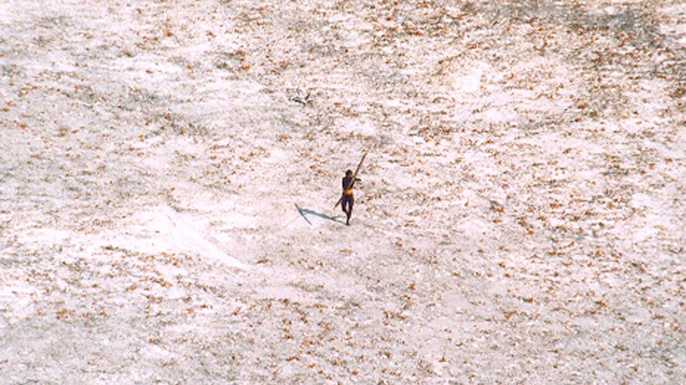 En man ur ursprungsbefolkningen på korallön Norra Sentinel.