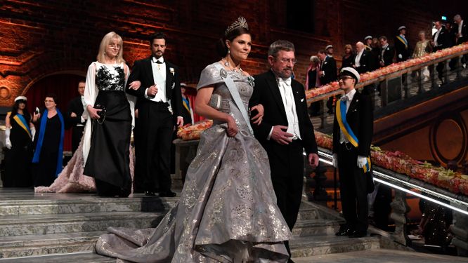Kronprinsessan tillsammans med fysikpristagaren Michael Kosterlitz vid Nobelbanketten 2016.