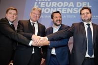Ett fyrfaldigt handslag mellan Olli Kotro, Sannfinländarna, Jörg Meuthen, Alternativ för Tyskland, Matteo Salvini, Lega och Anders Vistisen, Dansk Folkeparti, vid en presskonferens i Italien 2019.