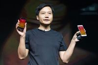 Grundaren av Xiaomi Lei Jun visar upp sin nya smartphone Mi4.