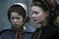 Anna Maxwell Martin och Carey Mulligan i Dickens BBC:s tv-serie ”Bleak ­House” från 2005.