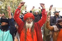 Muslimer i Lahore, Pakistan, protesterar mot frikännandet av en kristen kvinna som åtalats för hädelse.  