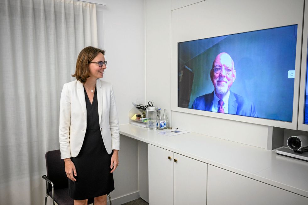 EU-minister Hans Dahlgren i videomöte med sin franska motsvarighet Amélie de Montchalin, som var på Sverigebesök på torsdagen.