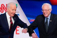 Förre vicepresidenten Joe Biden och Vermontsenatorn Bernie Sanders gjorde en virusanpassad hälsning inför debatten i Washington DC.