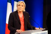 Franska Nationella frontens ledare Marine Le Pen överger planen på att lämna EU. Arkivbild.