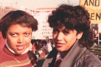 Kamala Harris (till höger) som student vid Howard University under en demonstration mot apartheid, 1982. 