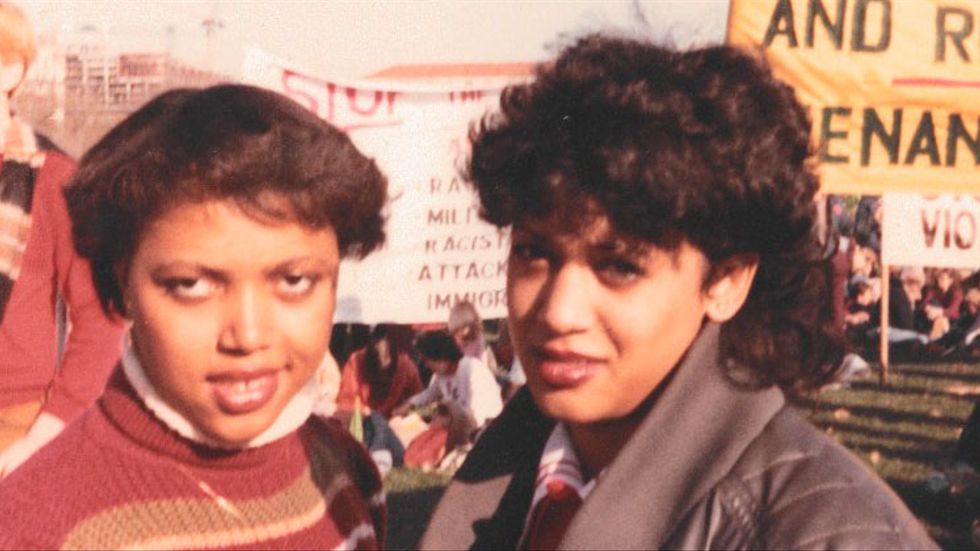 Kamala Harris (till höger) som student vid Howard University under en demonstration mot apartheid, 1982. 