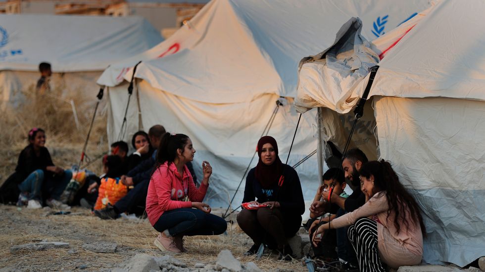 Tusentals syrier har flytt undan Turkiets offensiv och befinner sig i flyktingläger i Irak, enligt FN.