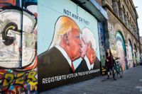 Donald Trump, presidentaspirant i USA och Londons tidigare borgmästare Boris Johnson förenade i en kyss på en väggmålning där väljare uppmanas att registrera sig inför Brexit-omröstningen.
