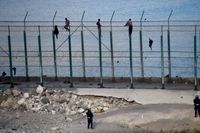 Ett staket utgör gränsen mellan Marocko och den spanska enklaven Ceuta. Arkivbild.