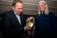 Statsminister Stefan Löfven träffar simmaren Sarah Sjöström (och provhåller de tre medaljerna) då Sveriges OS hjältar hyllades i Kungsträdgården i Stockholm under söndagskvällen.