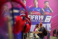 Besökare testar Fifa 19, den senaste versionen av spelet, vid Gamescom-mässan i Köln i augusti 2018.