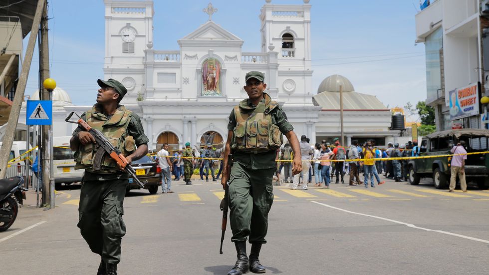 Lankesisk militär patrullerar i Colombo i Sri Lanka efter attackerna på påskdagen.