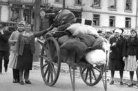 Tyska flyktingar anländer till Karlsruhe på sin väg västerut, 1945. På vagnen har de samlat allt de äger. 