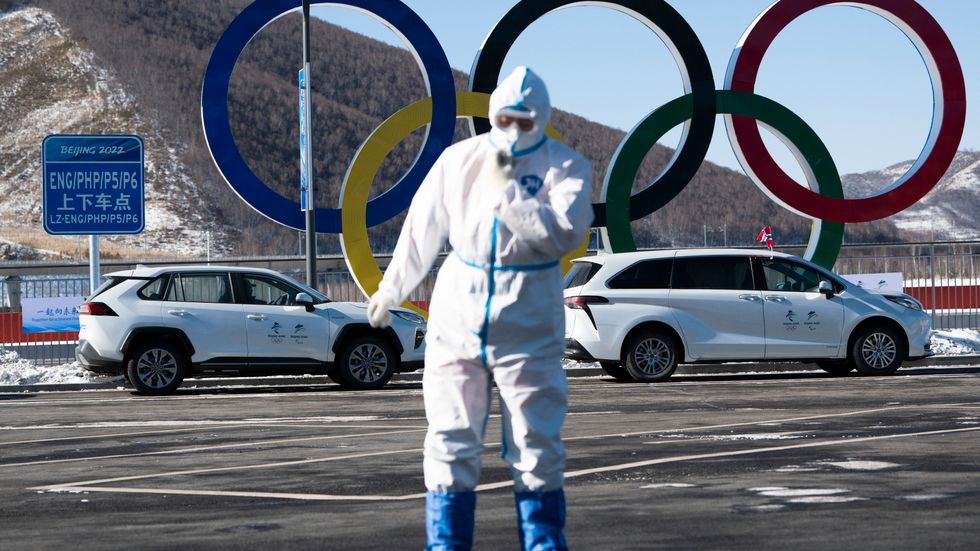 Personal i skyddsdräkt vid vinter-OS i Peking 2022.