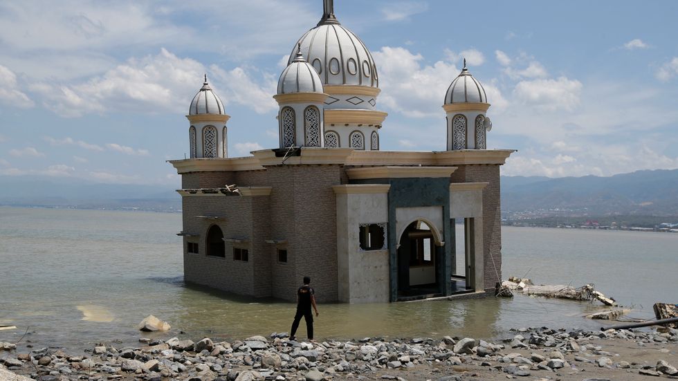 En moské har isolerats av översvämningen efter ett jordskalv i Palu, Sulawesi, den 5 oktober 2018.