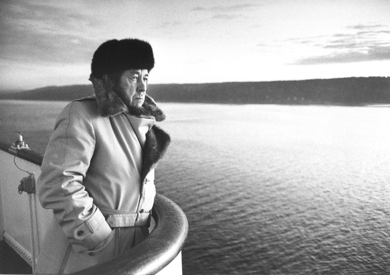 Aleksandr Solzjenitsyn tvingades i februari 1974 i exil och fråntogs sitt sovjetiska medborgarskap. SvD:s fotograf Ragnhild Haarstad tog fotot där Solzjenitsyn står på båten från Danmark till Norge.