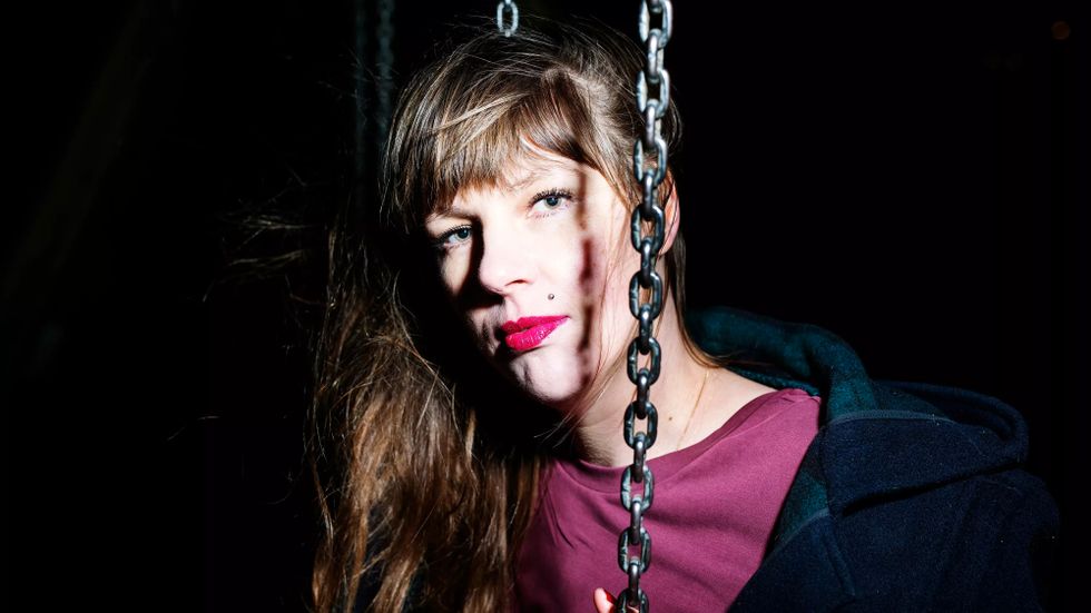 Lisa Zetterdahl är född 1983 och bor i Malmö. För sin debut, diktsamlingen ”Hästar”, nominerades hon till Borås Tidnings Debutantpris.