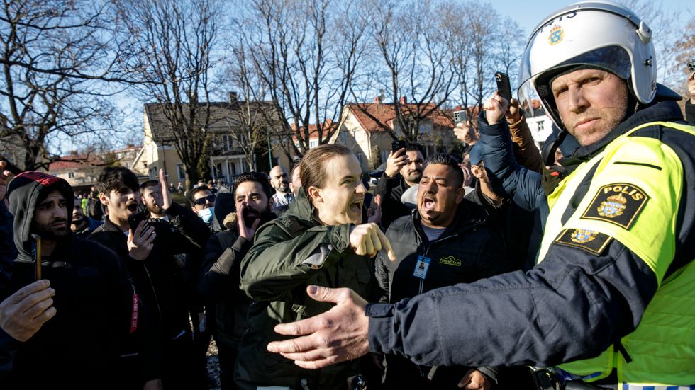 Motdemonstranter konfronterar polisen vid Sveaparken i Örebro.