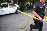En polis spärrar av området kring Andrew Gettys hem i Hollywood Hills.