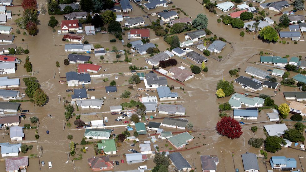 Staden Edgecumbe på Nordön i Nya Zeeland evakueras efter skyfall i cyklonen Debbies spår.