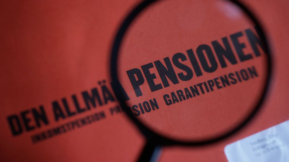 De borgerliga representanterna i pensionsgruppen är kritiska mot Socialdemokraternas vallöfte att ge högre pension till en del äldre. Arkivbild.