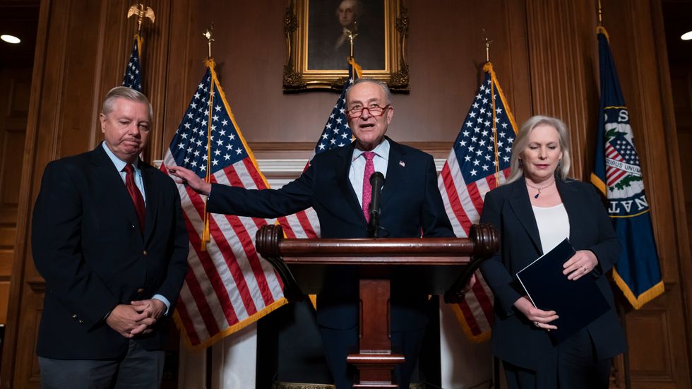 Senatorerna Lindsey Graham, Chuck Schumer och Kirsten Gillibrand. Lagförslaget har samlat ovanligt brett stöd från både republikaner och demokrater.