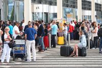 Resenärer väntar utanför Münchens internationella flygplats.