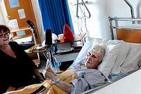 Kommunen ville inte ge May Salkner, 89 år, ett boende när sjukhuset måste skicka hem henne. Ingen hade då inspekterat hennes lägenheten där hon inte haft möjlighet att lämna sitt sovrum. Vid sidan av sjukhussängen står dottern Elisabet som hjälpt henne överklaga beslutet.