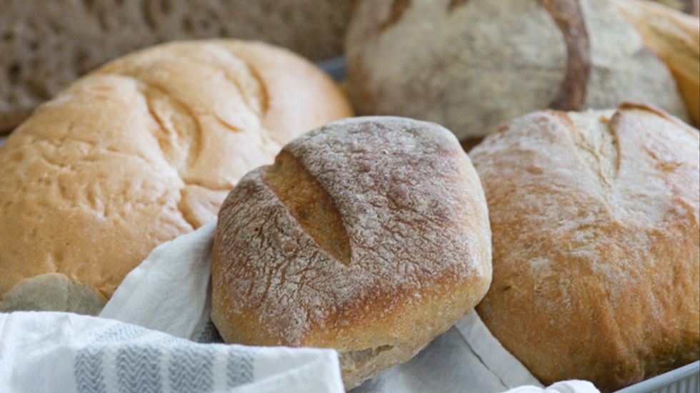 De flesta svenskar tror att man blir tjock av bröd vilket inte stämmer, skriver artikelförfattaren.